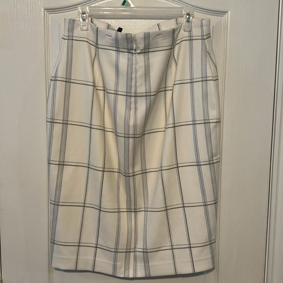 WHITE PLAID SKIRT SUIT SET - Picture 11 of 12